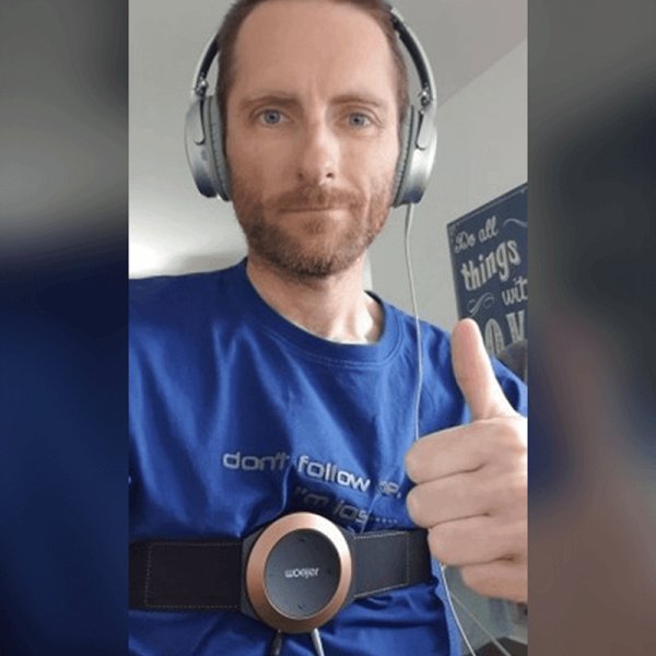 Woojer customer in a blue shirt giving a thumbs up